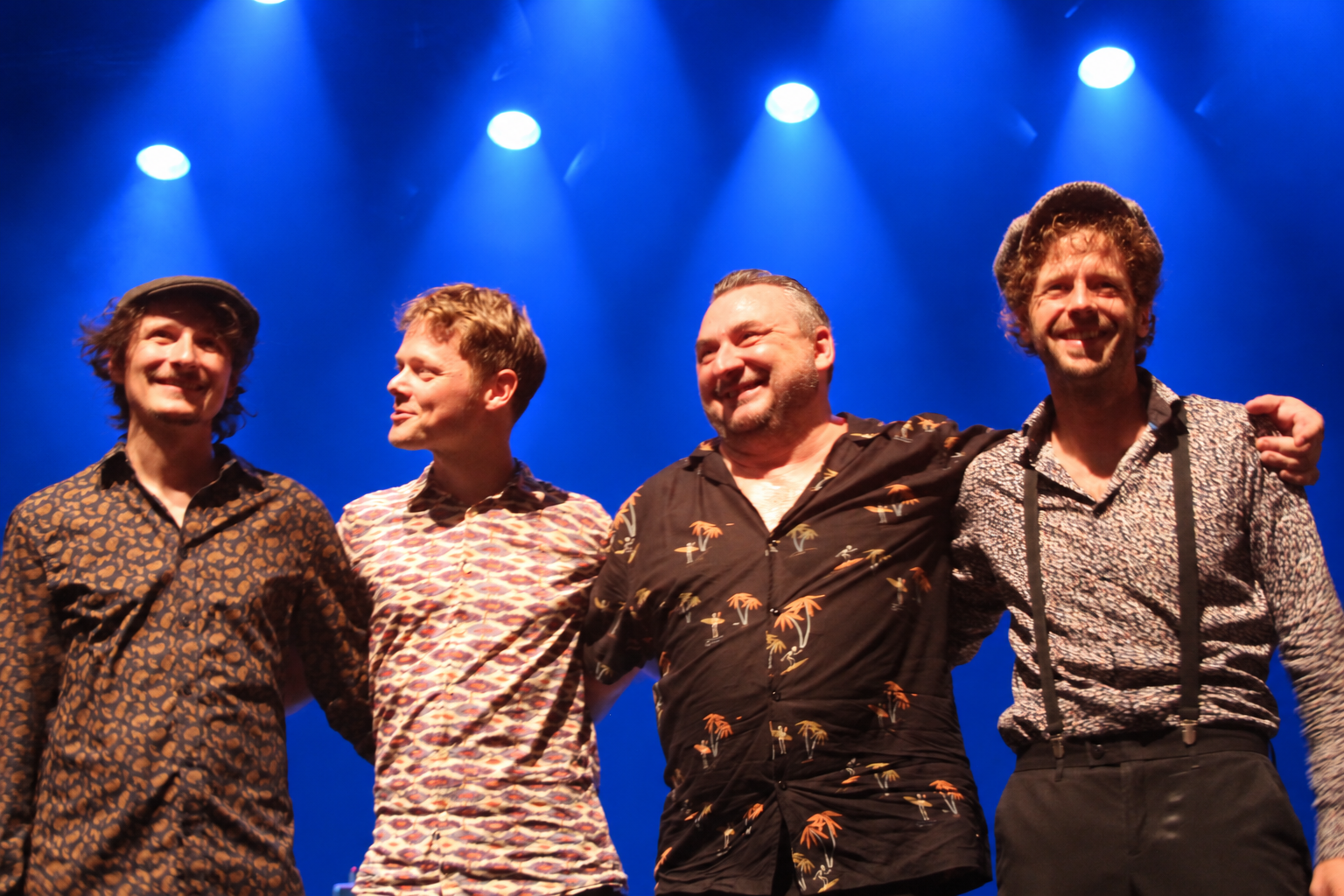 Les quatre musiciens de Swing 37 réunis sur scène sous les lumières bleues